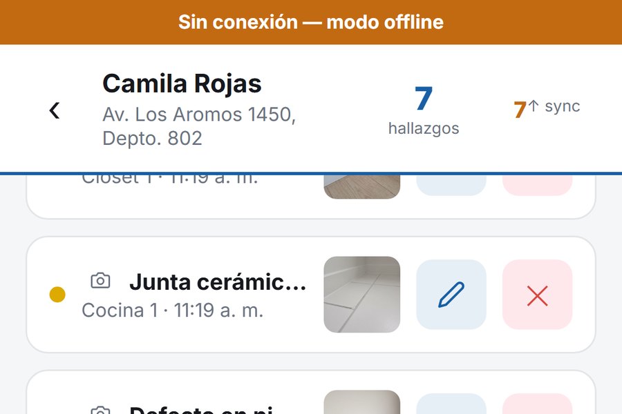 Pantalla de la app en modo sin conexión, con la lista de hallazgos levantados y el contador de fotos por subir